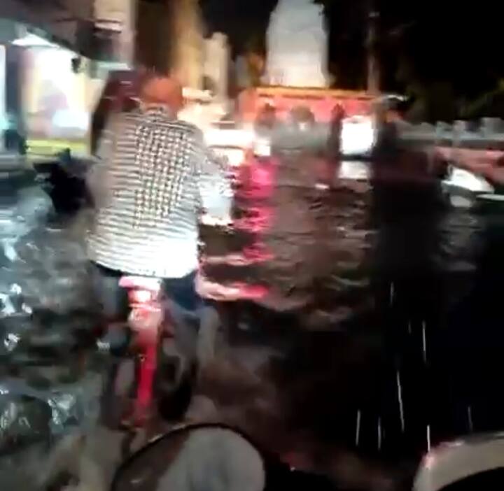 परभणी शहरात एक तास झालेल्या पावसाने पुन्हा एकदा शहरातील रस्त्यांवर पाणीच पाणी केल्याच चित्र पाहायला मिळालं शहरासह जिल्ह्यातील विविध भागांमध्ये मागच्या एक तासापासून विजांच्या कडकडाटा सहज जोरदार पाऊस बरसलाय.