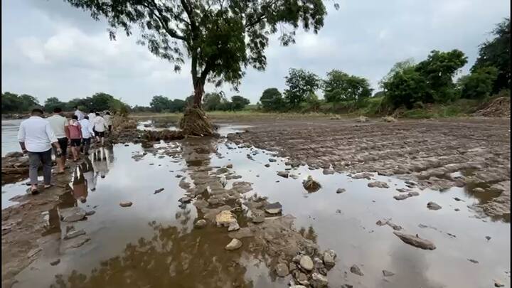 Beed Rain News : बीड जिल्ह्यात नदी काठच्या गावांना पावसाचा मोठा फटका बसला आहे. अनेक भागातील नदीकाठी असलेल्या शेतजमिनीसह खरिपाची पिकं अक्षरशः वाहून गेलीय.