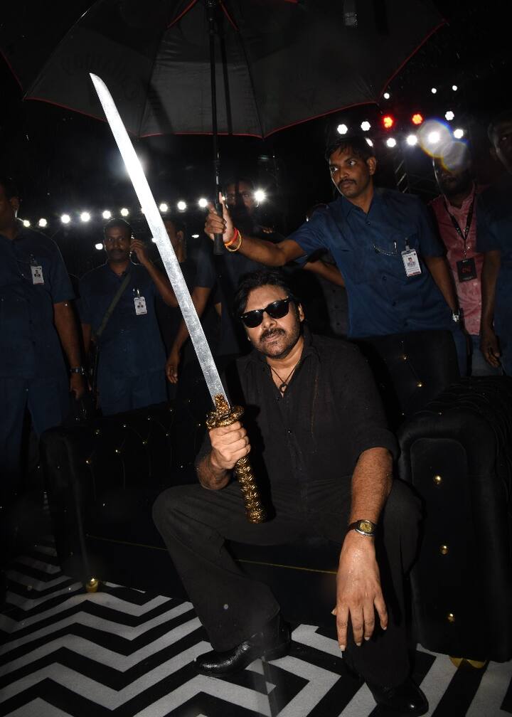 'ఓజీ' సినిమాలో కటానాతో పవన్ కళ్యాణ్ యాక్షన్ సీక్వెన్సులు చేశారు. స్టేజిపైకి ఆ కటానాతో వచ్చారు.