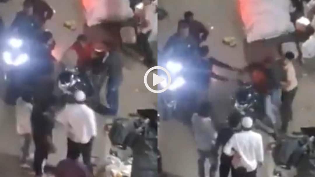 Video: इंसानीयत मर गई एक दम! बारिश की वजह से लेट हुआ ऑर्डर तो डिलीवरी बॉय को पीटा, वीडियो वायरल Watch Bengaluru Karnataka two youths brutally beat up a delivery agent for delivering food late Viral Video Video: इंसानीयत मर गई एक दम! बारिश की वजह से लेट हुआ ऑर्डर तो डिलीवरी बॉय को पीटा, वीडियो वायरल