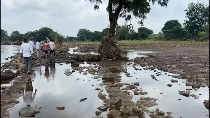 गावाला जोडणारा पूल हा लहान आणि अरुंद असल्याने या पुलावरून मोठ्या प्रमाणावर पाणी वाहत आहे.ज्यामुळे गावकऱ्यांना गावाबाहेर जाता येत नसल्याने गावातच अडकून पडावे लागत आहे. सलग 8 दिवस गावकरी गावातच अडकून आहेत.