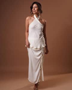 मोना सिंह की 10 खूबसूरत तस्वीरें, शाहरुख खान भी हैं 43 साल की हसीना के दीवाने