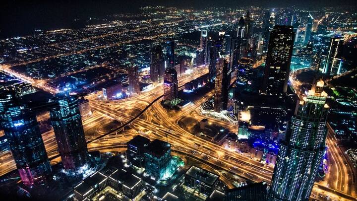 अगर आप सादगी से रहना चाहते हैं तो हर महीने AED 4,000 से 6,500 (करीब 1 लाख से 1.5 लाख) में गुजारा हो सकता है. लेकिन मध्यम और आरामदायक जीवनशैली के लिए आपको AED 10,000 से 15,000 (लगभग 2.5 लाख से 3.5 लाख रुपये) का बजट चाहिए.