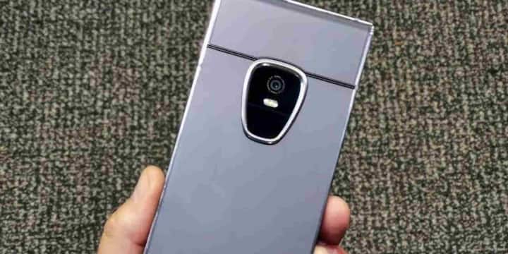 Sirin Labs का Finney स्मार्टफोन ब्लॉकचेन टेक्नोलॉजी पर काम करता है. इसे खास तौर पर क्रिप्टोकरेंसी और डिजिटल ट्रांजैक्शन को सुरक्षित रखने के लिए डिजाइन किया गया है. इसमें हार्डवेयर लेवल पर सिक्योरिटी फीचर्स जोड़े गए हैं और हर ट्रांजैक्शन को ब्लॉकचेन नेटवर्क पर सुरक्षित किया जाता है. इस फोन में सिक्योर ऑपरेटिंग सिस्टम के साथ साथ एन्क्रिप्टेड कॉल और वॉलेट फीचर भी दिया गया है.