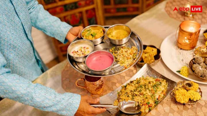 दिल्ली में मौजूद अलग-अलग राज्यों के भवन अपनी-अपनी पारंपरिक कैंटीन चलाते हैं, जहां आप अपने राज्य के घर जैसा खाना खा सकते हैं या फिर किसी और राज्य के खास खाने का टेस्ट पहली बार ले सकते हैं.