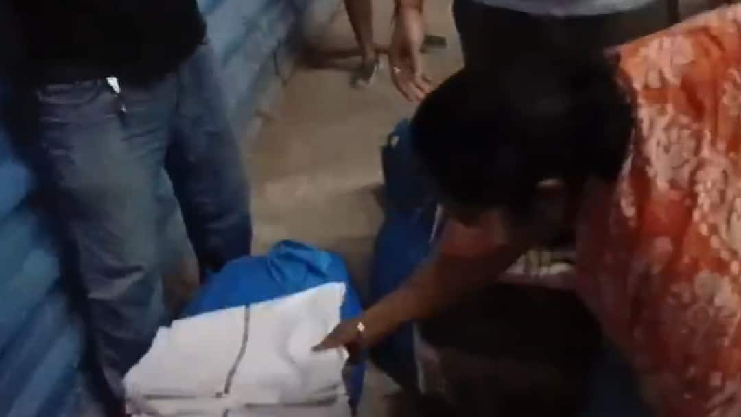 Viral Video Shows Family Stealing Bedsheets from Purushottam Express 1st AC Coach, Sparks Outrage Online Viral Video Shows Family Stealing Bedsheets from Purushottam Express 1st AC Coach, Sparks Outrage Online Viral Video Shows Family Stealing Bedsheets from Purushottam Express 1st AC Coach, Sparks Outrage Online