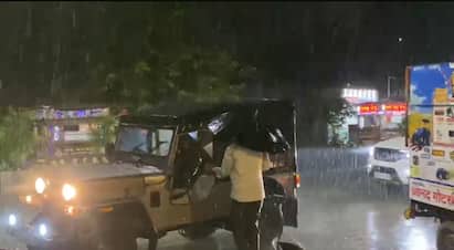 परभणी शहरात जोरदार पाऊस सुरु आहे. यामुळं शहरात सर्वत्र पाणीच पाणी झालं आहे.
