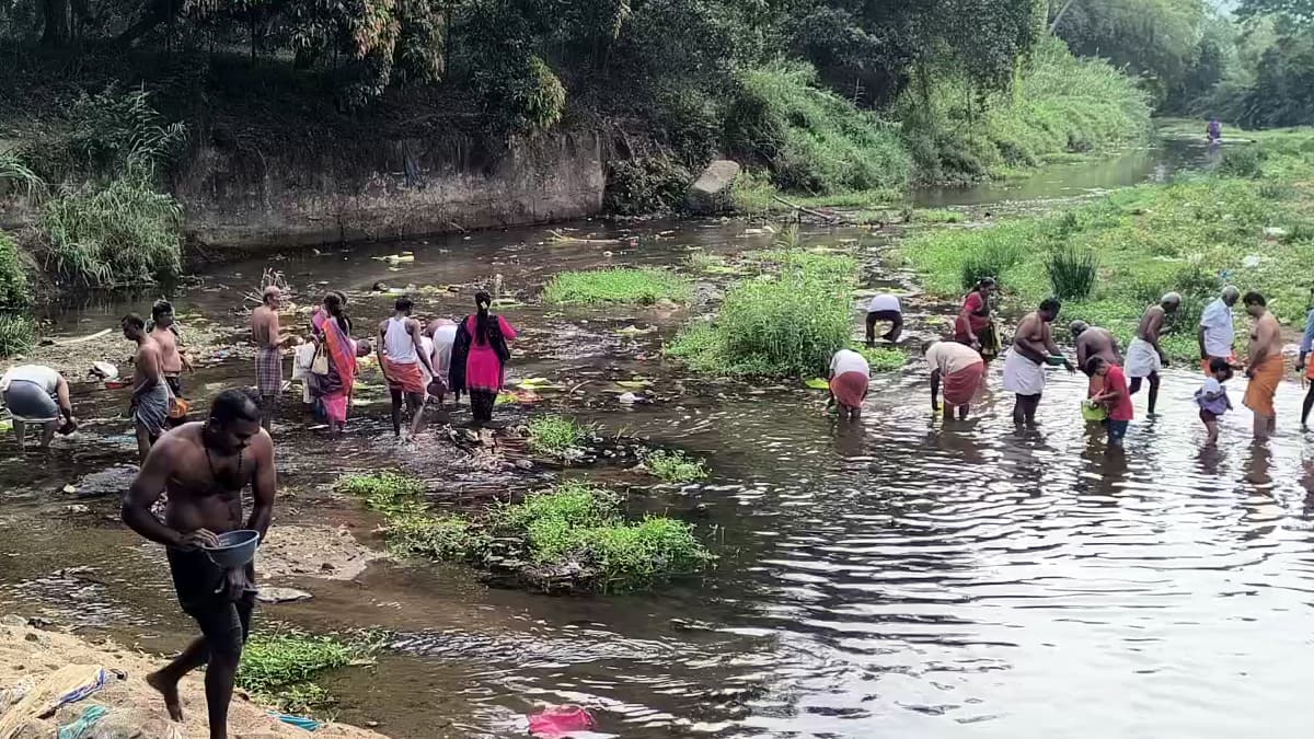 மஹாளய அமாவாசை: சுருளி அருவி, பெரியகுளம் வராக நதியில் முன்னோர்களுக்கு தர்ப்பணம்! கிருஷ்ணர் வீதி உலா!