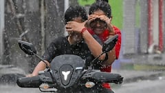 Weather Update : পুজো ভাসিয়ে দিতে তৈরি হচ্ছে নিম্নচাপ, বজ্রবিদ্যুৎসহ বৃষ্টি হতে পারে এই জেলাগুলিতে