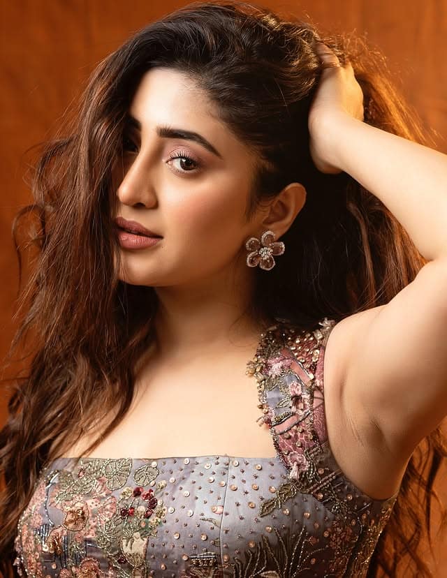ड्रेस के साथ शिवांगी ने मैचिंग ईयरिंग्स भी पहनी है. फ्लावर डिजाइन वाली ये ईयररिंग्स काफी खूबसूरत लग रही हैं.