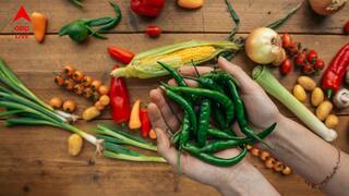 Green Chilli: খাবার পাতে কাঁচালঙ্কা খাওয়ার অভ্যাস রয়েছে? পেতে পারেন উপকার, হতে পারে বিপদও