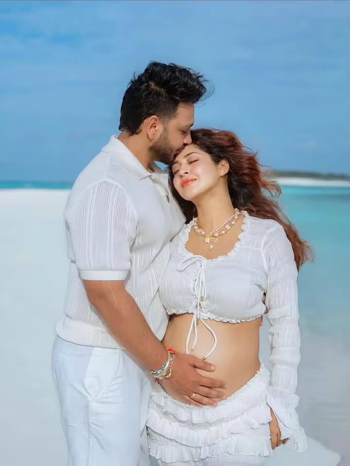 सोनारिका अपनी खूबसूरती और फैशन सेंस के लिए भी जानी जाती हैं। वह सोशल मीडिया पर काफी एक्टिव रहती हैं और अक्सर अपने फैन्स के साथ तस्वीरें और वीडियो शेयर करती रहती हैं।