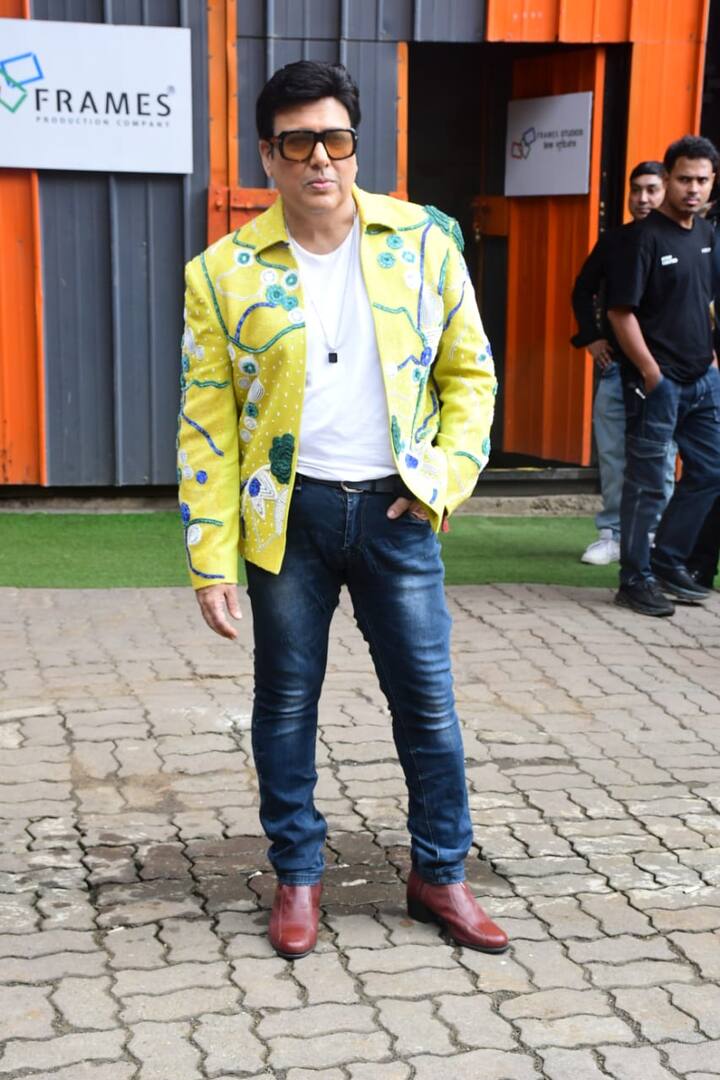 हाल ही में पैप्स ने गोविंदा को 'सुपर डांसर' के सेट पर स्पॉट किया. वायरल तस्वीरों में गोविंदा का लुक बेहद स्टाइलिश और क्लासी लग रहा है.