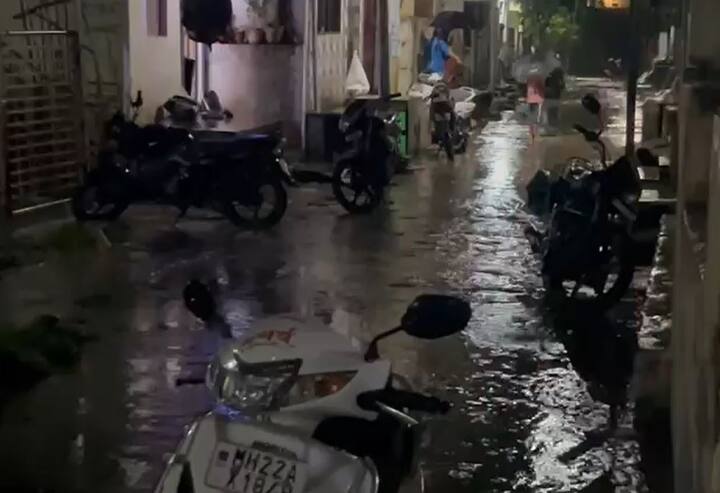 एक तास झालेल्या या पावसामुळे शहरातील वसमत रस्ता त्याचबरोबर बरोबर जिंतूर रस्ता बेलेश्वर नगर गांधी पार्क अष्टभुजा देवी मंदिर परिसर या ठिकाणी रस्त्यावर जवळपास एक ते दीड फूट पाणी साचले होते.