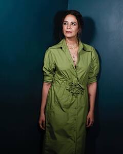 मोना सिंह की 10 खूबसूरत तस्वीरें, शाहरुख खान भी हैं 43 साल की हसीना के दीवाने