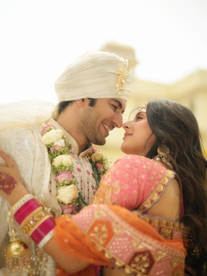 हाल ही में ईशा ने अपने इंस्टाग्राम पर ब्राइडल लुक में एक्टर के साथ अपनी कुछ तस्वीरें शेयर की हैं.