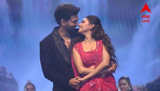 এদিন মঞ্চে 'কিশোরী' ইধিকার সঙ্গে জমে দেবের রোম্যান্স। এই নিয়ে দেবের সঙ্গে ২ বার জুটি বাঁধলেন ইধিকা। 'খাদান'-এ তাঁদের জুটি ভীষণ পছন্দ হয়েছিল মানুষের। এবার পালা 'রঘু ডাকাত'-এর।