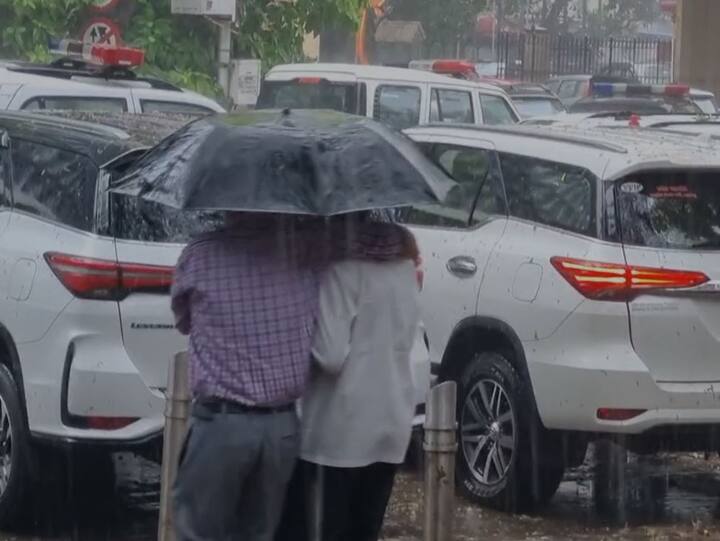 जोरदार पावसामुळं रस्त्यांवर पाणी साचलं आहे. त्यामुळं वाहतुकीवर देखील परिणाम होत आहे.