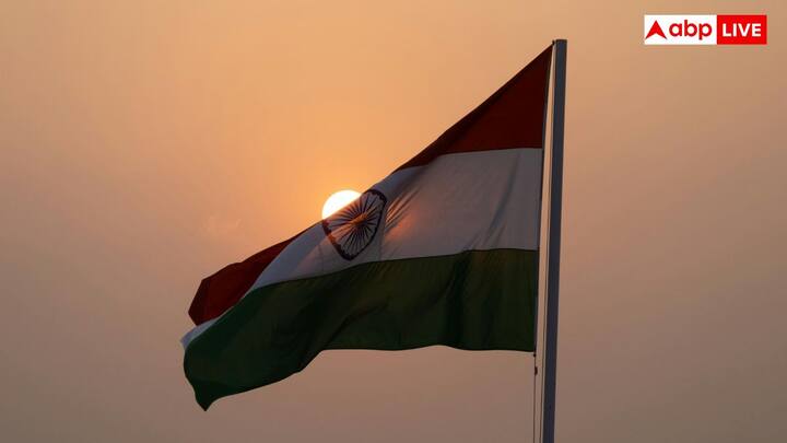 Land Of Martyrs: उत्तर प्रदेश अपने इतिहास और परंपराओं के लिए काफी ज्यादा मशहूर है. आज हम आपको यहां के ऐसे जिले के बारे में बताने जा रहे हैं जिसे शहीदों की धरती भी कहा जाता है.