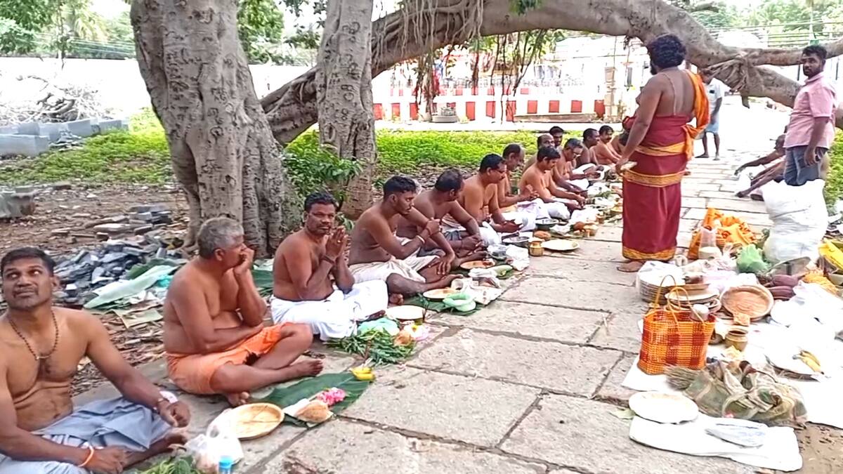 புரட்டாசி அமாவாசை: முன்னோர்களுக்கு தர்ப்பணம்! மயிலாடுதுறை காவிரி துலாக் கட்டத்தில் குவிந்த பக்தர்கள் - காரணம் என்ன?