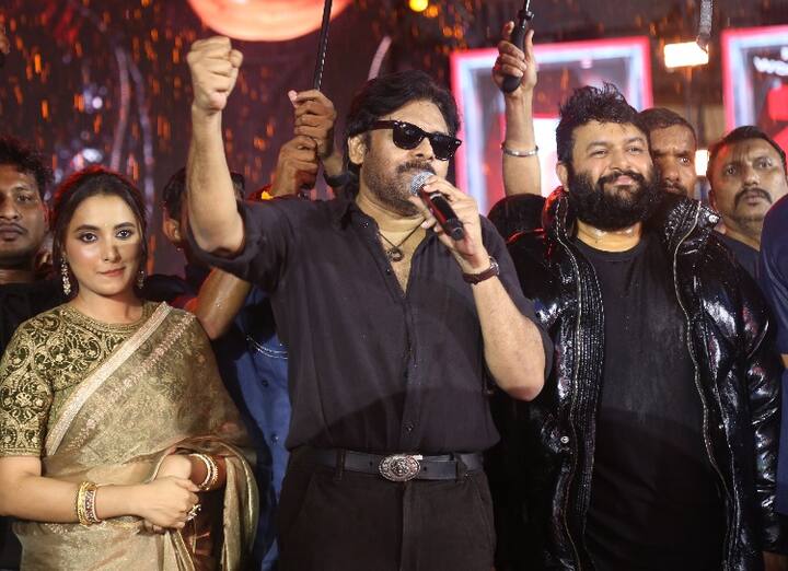 'ఓజీ' సినిమా సంగీత దర్శకుడు తమన్, హీరోయిన్ ప్రియాంక అరుల్ మోహన్... ఇద్దరినీ స్టేజిపై చూడొచ్చు.