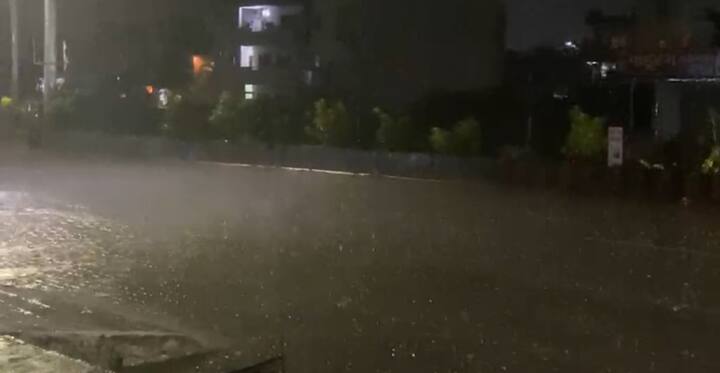 या पावसामुळं  सर्वत्र पाणीच पाणी साचल्याचं चित्र पाहायला मिळत आहे.