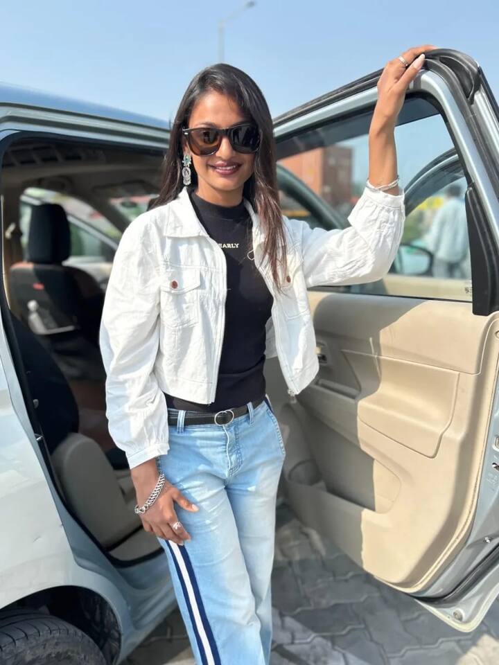 In viral pictures, you can see that Monalisa has paired white jacket with black top. With this, he has carried blue denim jeans.