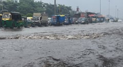 Surat Rain: સુરતમાં જળબંબાકાર, નવરાત્રી પહેલાના વરસાદે ગરબા આયોજકોની ચિંતા વધારી, ઠેક-ઠેકાણે ભરાયા પાણી