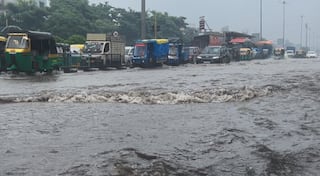 Surat Rain: સુરતમાં જળબંબાકાર, નવરાત્રી પહેલાના વરસાદે ગરબા આયોજકોની ચિંતા વધારી, ઠેક-ઠેકાણે ભરાયા પાણી