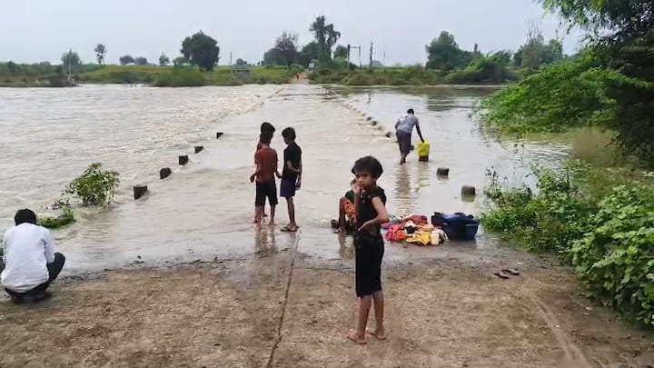 दुसरीकडे, परभणीच्या लोअर दुधना प्रकल्पातून पाण्याचा विसर्ग सुरू असल्याने मानवत तालुक्यातील टाकळी नीलवर्ण गावच्या संपर्क पुन्हा एकदा तुटला आहे.