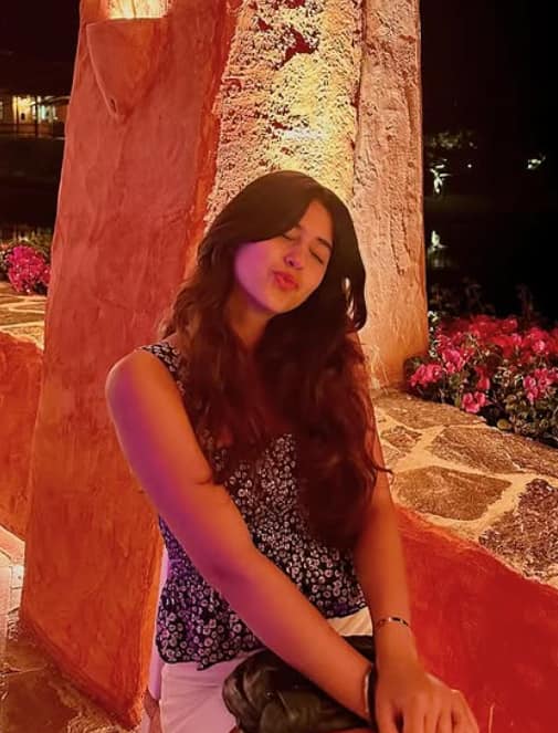 Naomika is very beautiful and glamorous. Their cute photos are often viral.