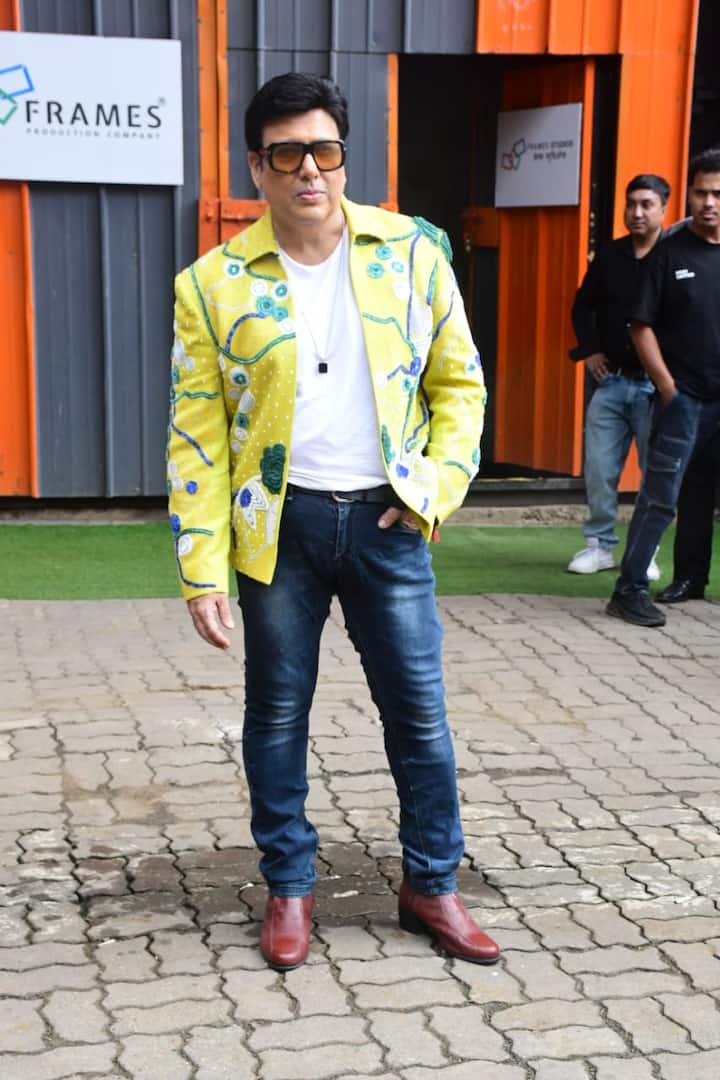 अब अभिनेता की ये लेटेस्ट तस्वीरें सोशल मीडिया पर तेजी से वायरल हो रही हैं. सभी लोग गोविंदा के स्टाइल और फिटनेस की जबरदस्त तारीफ कर रहे हैं और उनकी तस्वीरों पर लाइक्स और कॉमेंट्स की बरसात भी हो रही है.