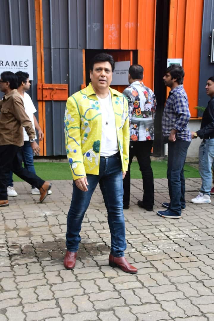 आपने देखा होगा गोविंदा हर ट्रेंड के साथ कदम मिला कर चलते हैं और अक्सर ही वो अपने उनके लुक्स के साथ एक्सपेरिमेंट करते नजर आते हैं. हर बार वो ऐसी एक्सपेरिमेंट्स में पास भी होते हैं.