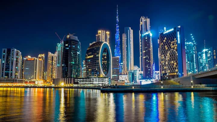 दुबई में किराया सबसे बड़ी चुनौती है. शहर के सेंट्रल इलाकों जैसे Downtown या Dubai Marina में एक बेडरूम वाला फ्लैट किराए पर लेने के लिए आपको लगभग AED 6,500 से 12,000 (1.5 लाख से 2.75 लाख रुपये) देना पड़ सकता है.