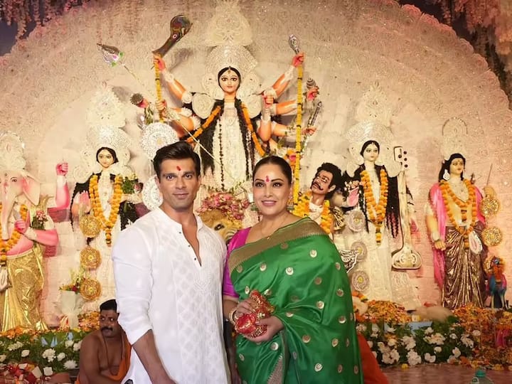 Bipasha Basu celebrates Durga Puja with great pomp and is seen in the pandal every year. She sees Maa Durga in a traditional look and also takes pictures with fans.