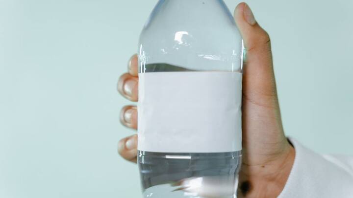 ऐसे में वेंडर पैसे लौटाने से भी इनकार कर देते हैं. ऐसी स्थिति में रेलवे ने यात्रियों को शिकायत दर्ज करने का अधिकार है.