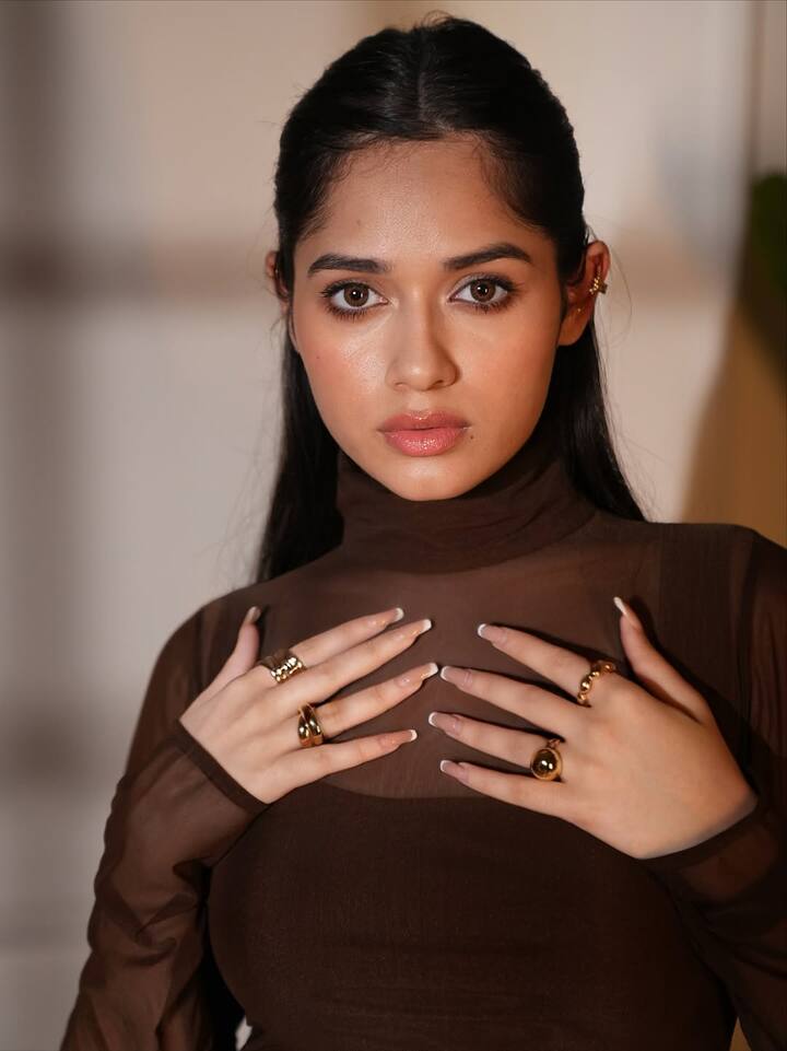 The halter neck added sophistication to the glamorous gown, while the full-sleeve design contributed a touch of drama to the overall look.