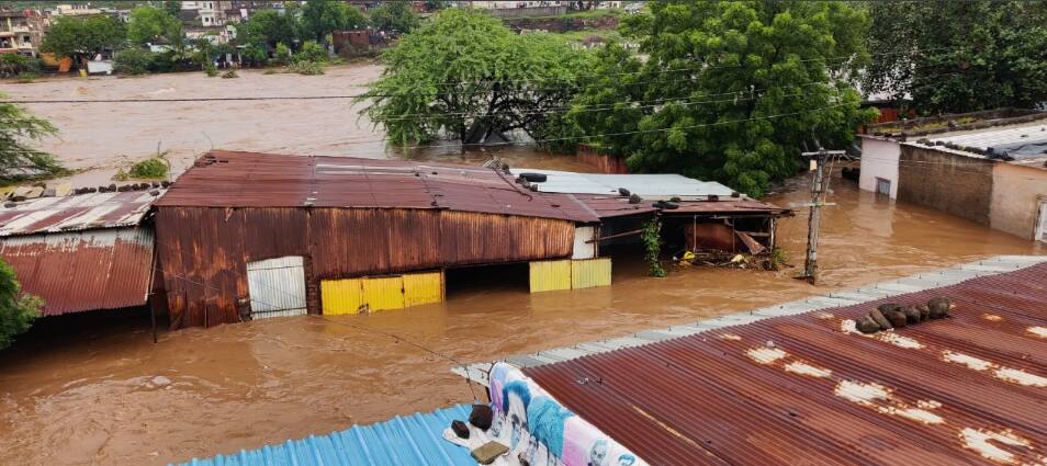 मराठवाड्यात अतिवृष्टी, ढगफुटी सदृश्य पावसाने एका रात्रीत होत्याचं नव्हतं झालं; रस्ते पाण्याखाली, गावांचा संपर्क तुटला