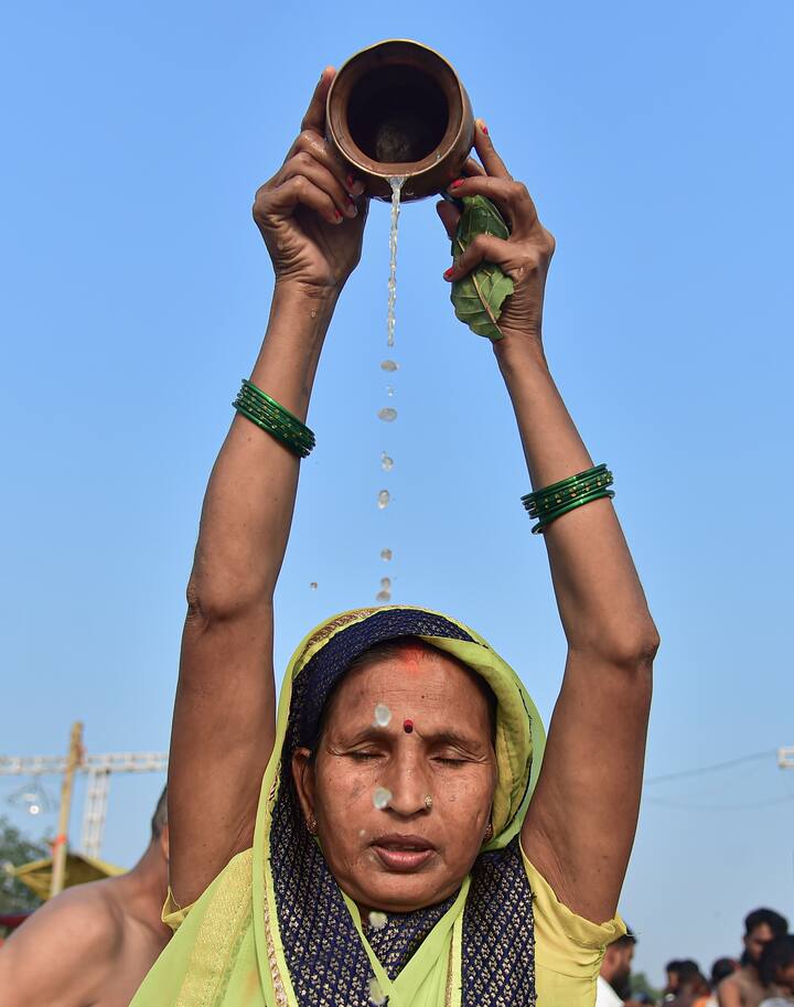 श्रीकृष्ण की नगरी मथुरा में कैंट स्थित श्री काली देवी मंदिर, चामुंडा देवी मंदिर और वृंदावन स्थित कात्यानी देवी मंदिर समेत विभिन्न देवी मंदिरों में भक्तों की खासी भीड़ उमड़ी. भक्त देवी दुर्गा के भजन गा रहे थे और उन्हें नारियल अर्पित कर रहे थे.