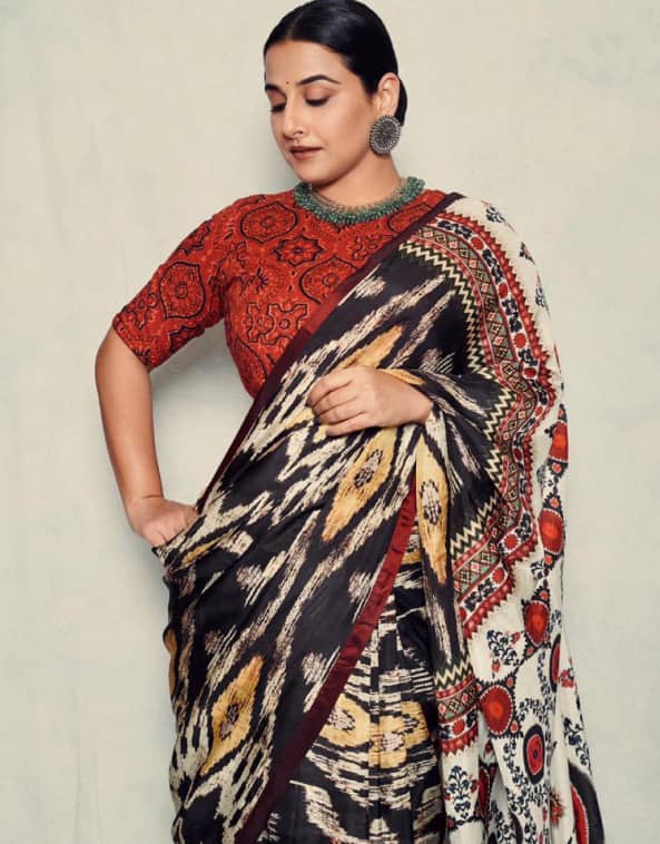 इस तस्वीर में विद्या बालन प्रिंटेड साड़ी और रेड ब्लाउज में बेहद ग्रेसफुल लग रही हैं.उन्होंने अपने लुक को बड़े ईयररिंग्स और ग्रीन नेकलेस से कंप्लीट किया है.