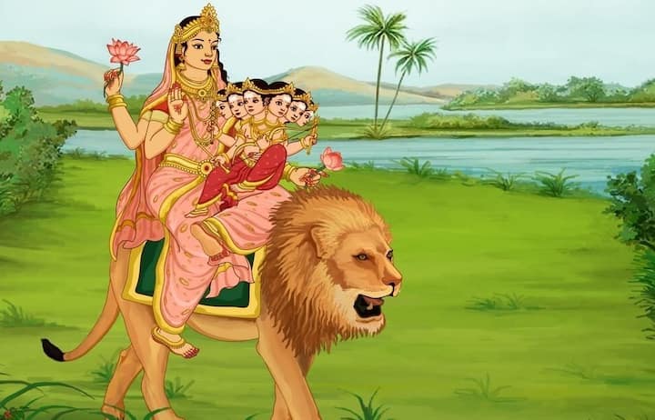 पाँचवें दिन स्कंधमाता की पूजा करने का विधान है। पूजा में सफेद रंग का विशेष महत्व है। सफेद वस्त्र पहनें और देवी को सफेद फूल चढ़ाएँ।