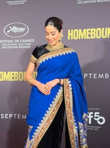 Jahnavi Kapoor reached the screening and gave more than one pose to Paparaji on the red carpet.