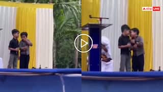 Video: शर्त लगा लो! स्टेज पर इन दो बच्चों की हरकतें देख आप खूब हसेंगे, लोग बोले- दो भाई, दोनों तबाही