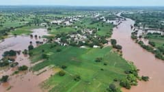 PHOTO : धाराशिवमध्ये आभाळ फाटलं, 24 जणांना हेलिकॉप्टरने रेस्क्यू, बीडमध्येही पावसाचा धुमाकूळ, धडकी भरवणारे दृश्य