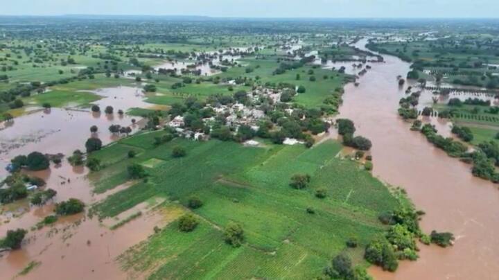 ढगफुटी सदृश पावसामुळे पाटोदा तालुक्यातील उखंडा तलाव आणि सिंधफना नदीने धोक्याची पातळी ओलांडली आहे.