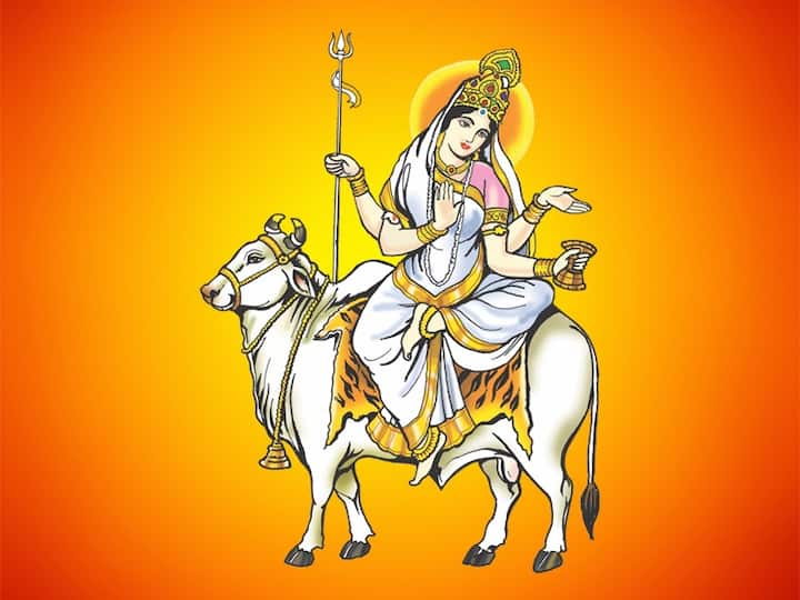 आठवें दिन गुलाबी रंग से देवी महागौरी की पूजा करना शुभ माना जाता है। गुलाबी रंग प्रेम, करुणा और सकारात्मकता का प्रतीक है।