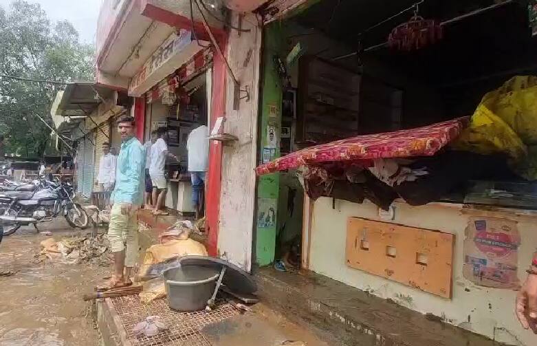 बाळाला दूध पाजायला वाटीही शिल्लक राहिली नाही, बीडमध्ये पावसाचा हाहा:कार, भूम, परांड्यात लष्कराला बोलावलं