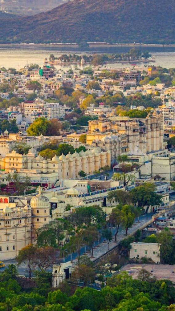 उदयपुर में झीलों के किनाकर बैठकर लें इन लज़ीज़ डिश का आनंद