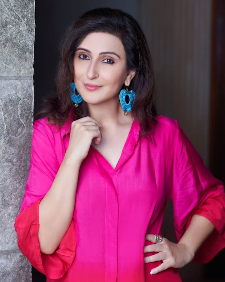 जूही उसके बाद अपनी मां नादिरा बब्बर संग थिएटर में काम करने लगीं. बेशक ये हसीना एक्टिंग की दुनिया में कामयाब नहीं हुईं लेकिन खूबसूरती में बड़ी-बड़ी एक्ट्रेस को टक्कर देती हैं.