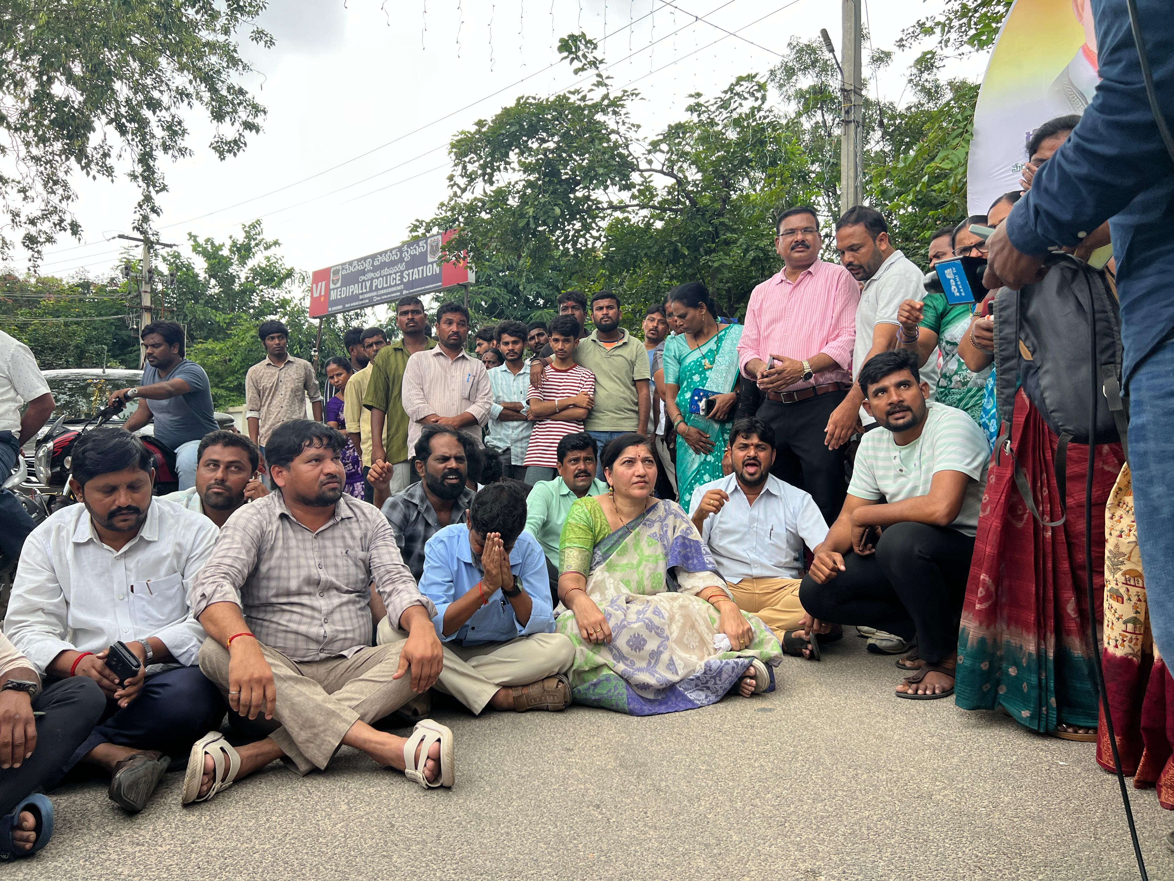 Adilabad Latest News: బార్కెళ్లి తాగిన ఇంజినీరింగ్ స్టూడెంట్స్- బిల్ చెల్లించాలని జూనియర్పై ర్యాగింగ్- తట్టుకోలేక విద్యార్థి సూసైడ్